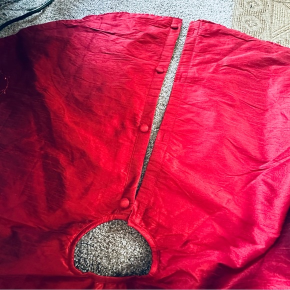 🎄🌟HP🌟Elegant Red Taffeta Beaded Button Back Christmas Tree Skirt 53" Diameter - Picture 6 of 13